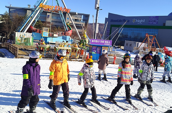 스키장을 찾은 속리초 학생들이 스키를 배우며 만족해하고 있다.