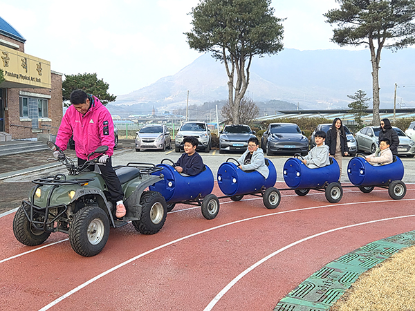 판동초 학생들이 깡통기차를 타고 겨울 놀이를 즐기고 있다.