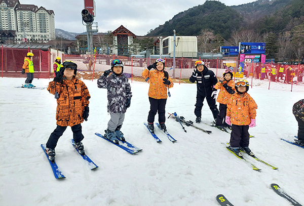 회남초 학생들이 용평스키장을 찾아 스키를 즐기고 있다.