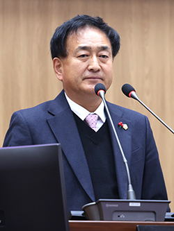 행정사무감사위원장으로 사회를 보고  있는 이경노 의원.