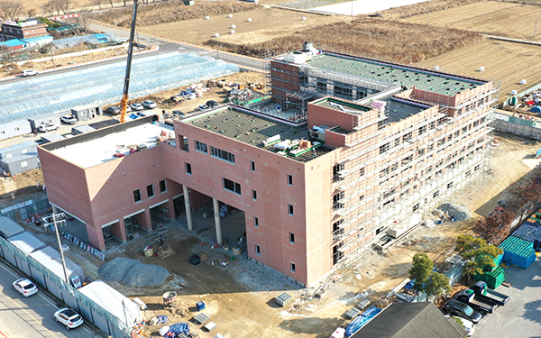 내년 죽전리에 들어서는 온-누림 플랫폼 막바지 공사가 한창이다. 군은 온-누림 플랫폼을 거점 삼아 죽전리 지역활력타운 조성을 본격화하고, 군민친화형 체육센터.블록형 단독주택 조성.야외 어린이공원.일자리연계형 공공임대주택 등과 연계해 2028년까지 보은의 새로운 신도심 기능을 구축할 방침이라고 밝혔다. /제공 보은군