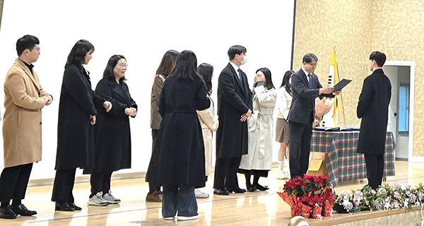 박영민 교장이  졸업생들에게 상장을 전달하며 졸업을 축하하고 있다.