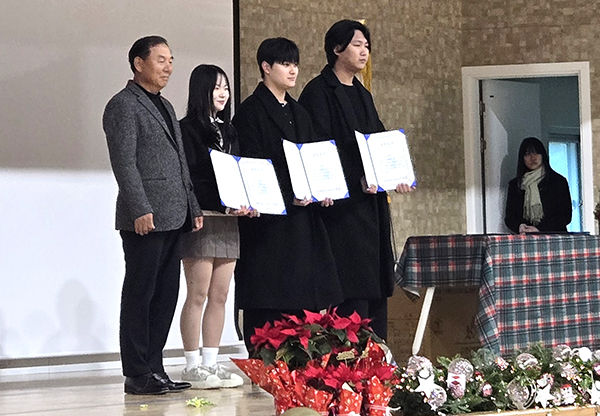 김홍복 삼가대추농원 대표가 졸업생들에게 장학금을 전달하고 있다.