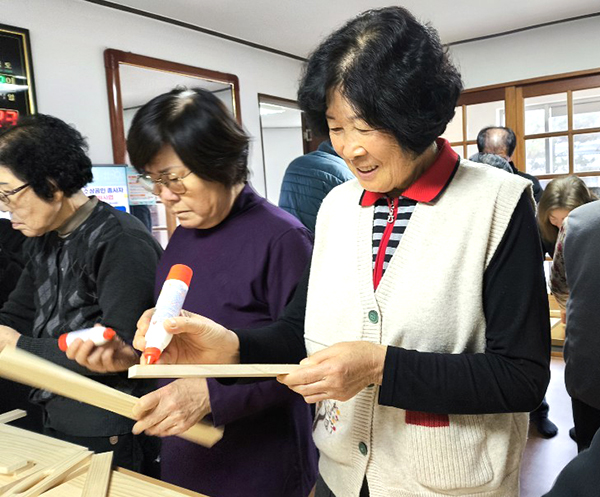 어암1리 주민들이 찾아가는 문화서비스의 일환으로 목공품을 만들고 있다.
