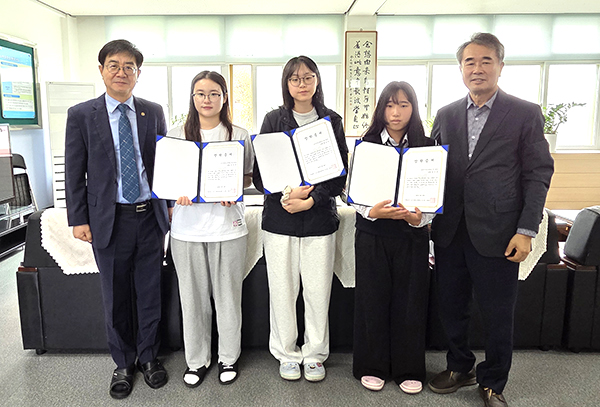 보은사랑장학재단 구관서 이사장(우측)이 장학금 지급 후 기념 촬영을 하고 있다.