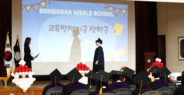 속리산중학교가 제54회 졸업식을 치르고 있다.