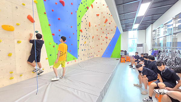 보은중 1학년 학생들이 자유학기제 학교연계 프로그램 ‘구름판 프로젝트’ 일환으로 진행된 클라이밍을 체험하고 있다. /제공 보은군