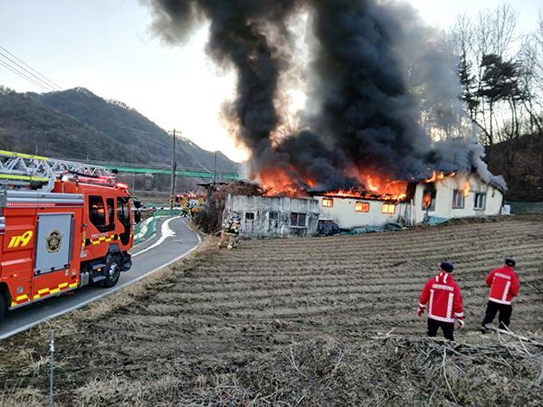 화재가 발생한 산외면 봉계리의 한 주택이 화염에 쌓여 있다.