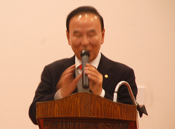 박덕흠 국회의원이 의정 보고회를 통해 2025년 성과를 뒤돌아보고 보은의 미래를 제시하고 있다.