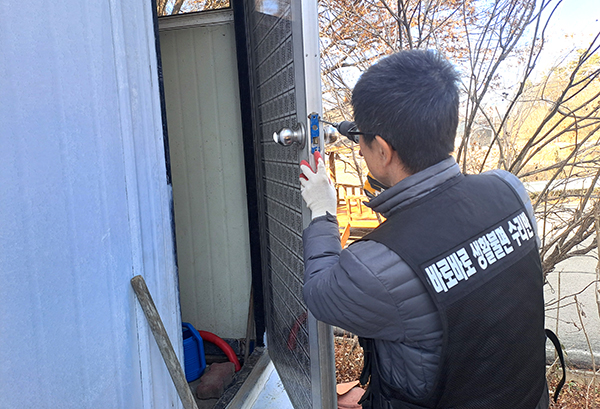 보은군이 운영하는 바로바로 생활불편 수리반이 독거노인 가정을 방문해 고장난 문을 고쳐주고 있다. /제공 보은군
