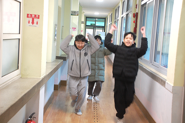 겨울방학을 맞은 회인초 학생들이 환호하고 있다.