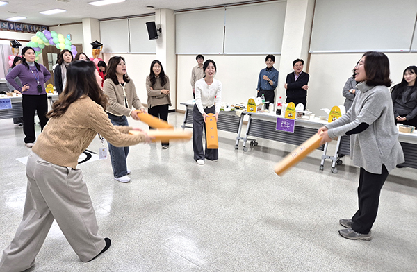 2025년 업무의 종무식을 마친 보은교육청 직원들이 화합을 위해 윷놀이를 하고 있다.