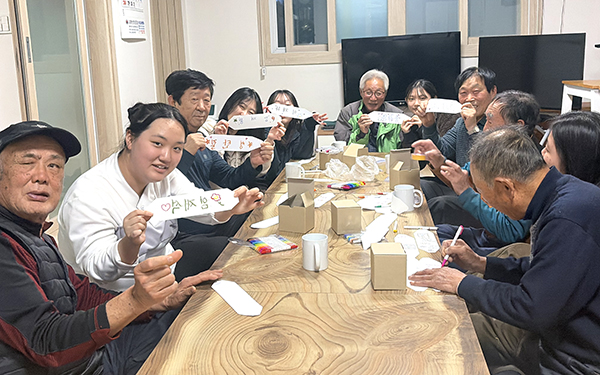 마을회관을 방문한 보은고 학생들이 다양한 서비스로 어르신들께 즐거움을 선사하고 있다.