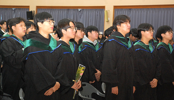 보은중 졸업생들이 제75회 졸업식에서 교가를 부르고 있다.