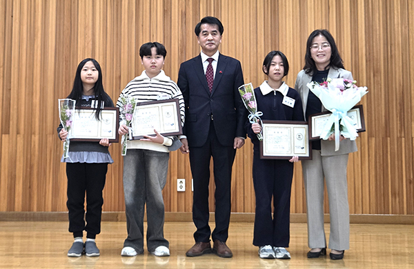 문은경 속리초 교장과 학생들이 최재형 군수로부터 표창을 받고 있다.