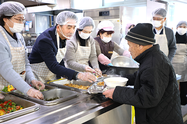 최재형 군수, 새해 첫날 배식 봉사
