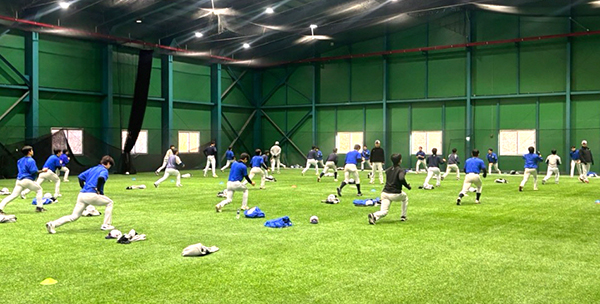 야구팀들이 보은군 실내야구연습장을 찾아 전지훈련을 하고 있다. /제공 보은군