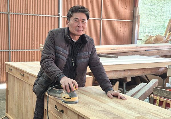 자신을 건달 목수라 표방하는 ‘원백공방’ 이종대 공방장이 책상을 다듬고 있다.