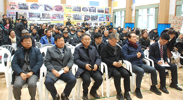 윤건영 충북교육감, 윤희근 전)경찰청장, 전병일 교육장, 강석지 보은군산림조합장을 비록한 내빈 및 동문들이 김인각 회장의 말에 귀 기울이고 있다.