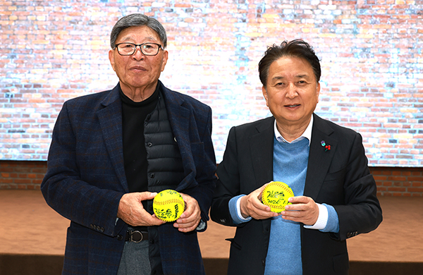 김응용 전 프로야구 감독(왼쪽)과 김영환 충북지사가 충북형 다목적 돔구장 건립에 뜻을 함께했다. /제공 충북도