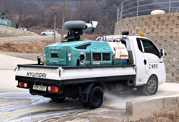 보은군 삼승면 인접 지역인 옥천군 청산면 메추리 농장에서 고병원성 조류인플루엔자가 추가 발생함에 따라 보은군이 비상 방역 대응에 나섰다. 사진은 소독 모습. /제공 보은군