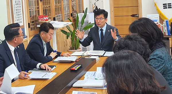 윤건영 교육감이 기획 회의를 주관하고 있다.