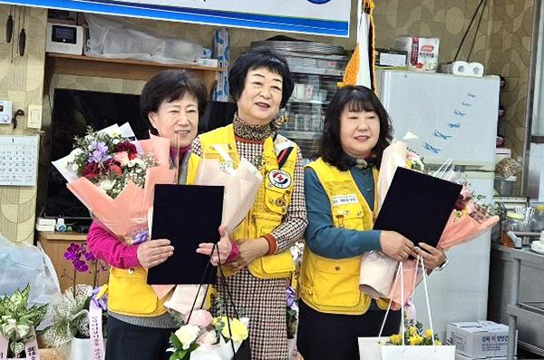 대원적십자 봉사회 회장에 취임한 고은자 회장이 이임하는 이윤화 회장과 김희숙 총무에게 감사를 표하고 있다.