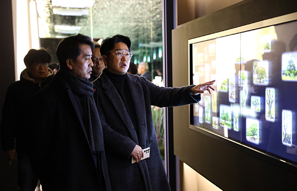 속리산 솔향공원에 위치한 ‘소나무 미디어 숲’을 점검하고 있는 최재형 군수. 보은군 오래된 (구) 소나무 홍보전시관을 최신 트렌드에 맞는 감각적인 공간으로 꾸며 오는 2월 중 정식 개관할 예정이다. /제공 보은군