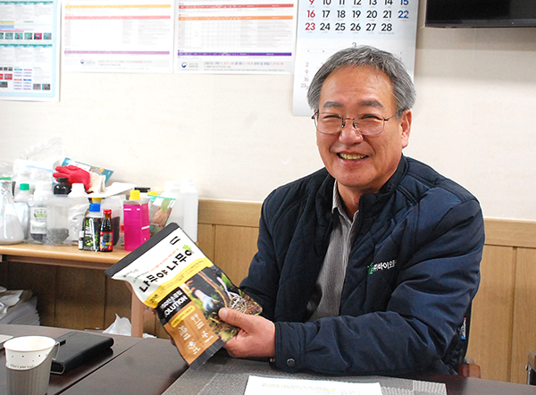 유승권 ㈜바이오플랜 대표가 자신이 개발한 작물 생리 활성제 중 하나를 설명하고 있다.