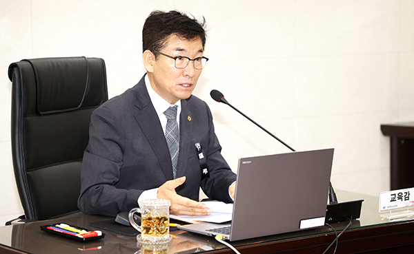 윤건영 교육감이 보은방문 당시 AI‧디지털 수업 혁신의 필요성을 강조하고 있다.