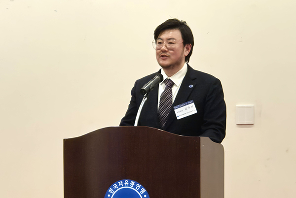 김두식 자유총연맹 청년회장이 취임 인사를 하고 있다.