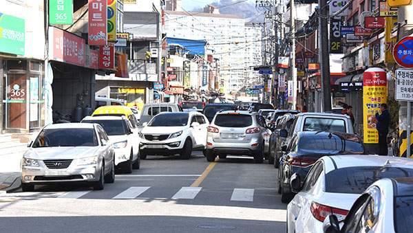 보은장날인 21일, 보은읍 중앙사거리에서 동다리까지의 시내 도로가 꼭 막혀있다.