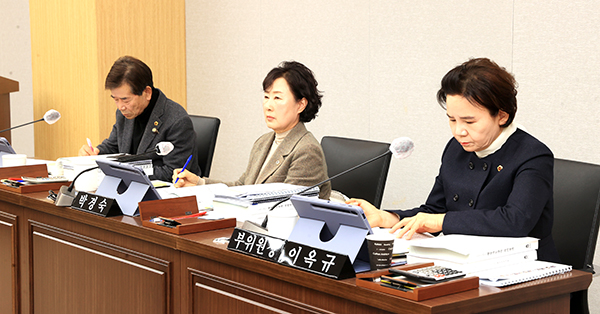 박경숙 충북도의원이 산업경제위원회 업무계획을 청취하고 있다. /제공 충북도의회