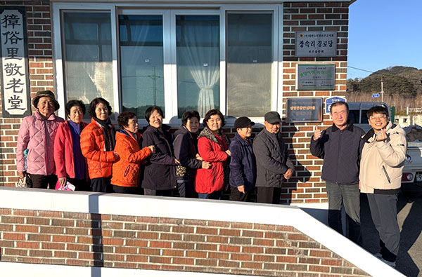 ‘생명존중안심마을’ 현판식을 마친 장속1리 주민들이 이를 반기며 기념하고 있다.