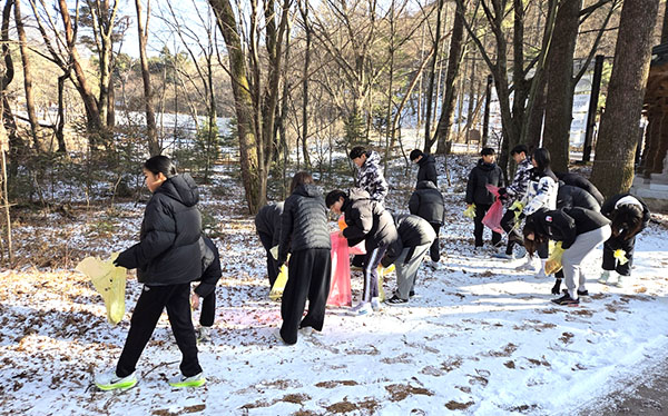 보은으로 전지훈련을 온 학생 선수들이 속리산 일대에서 환경정화 활동을 펼치고 있다.