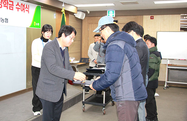 구희선 보은옥천영동축협 조합장이 장학금을 받은 학생들을 격려하고 있다.