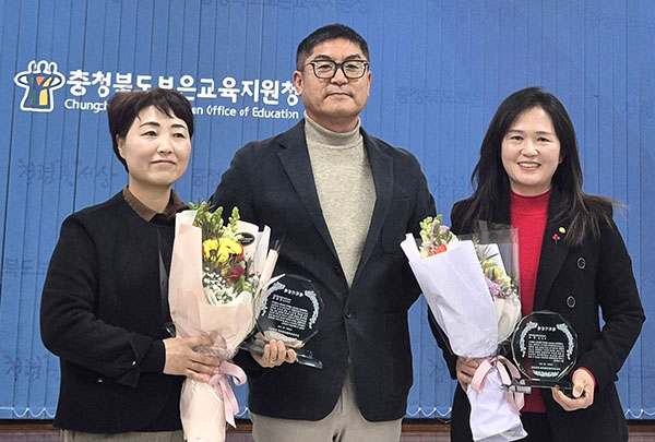 박병규 신임 보은교육발전협의회 회장이 신정아 이임 회장과, 양명진 사무국장에게 감사를 표하고 있다.