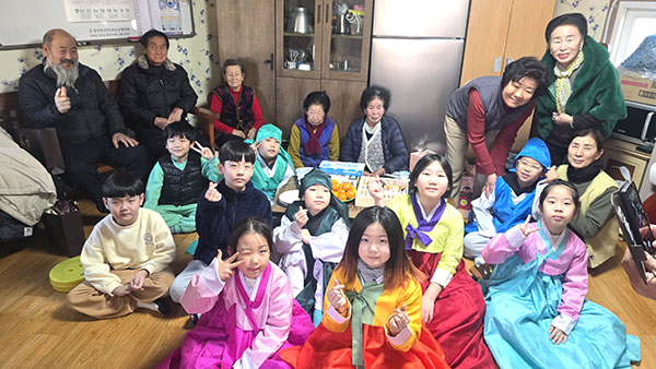 속리초 학생들이 지역 노인정을 찾아 어르신들께 인사를 드리고 애정을 표하고 있다.