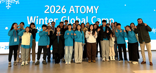 수정초 학생들이 속리산포레스트에서 운영한 ‘글로벌 영어 & AI 캠프’에 참여해 학생들이 원어민 강사와 함께 발전을 기원하고 있다.