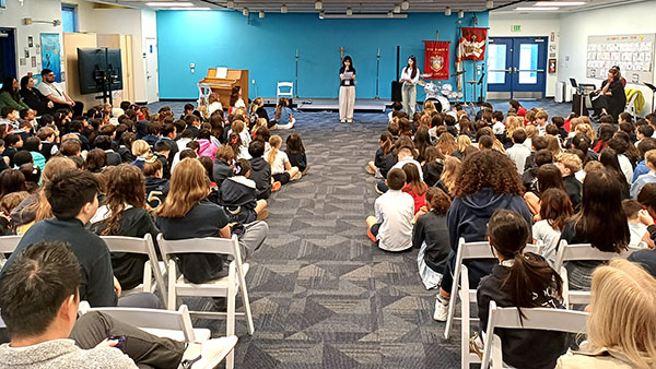 보은군 중학생들이 세인트제임스 초등학교에서 학생들과 함께 수업하는 모습. /제공 보은군민장학회