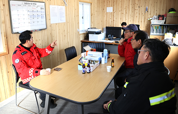 최재형 군수가 주민들에게 산불예방 수칙을 홍보하고 있다. /제공 보은군