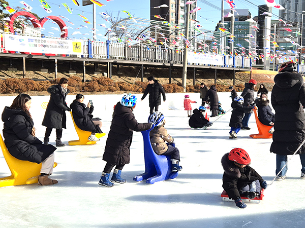 겨울방학을 맞은 아동.청소년들의 대표적인 겨울 놀이공간으로 인기를 구가하고 있는 눈썰매장. /제공 보은군