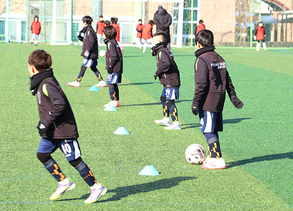 보은스포츠파크 일원에서는 이달 8일까지 전국 각지에서 70개 팀 900여 명의 유소년 선수들이 참가하는 ‘2026 전국 유소년 축구 보은 동계 스토브리그’가 열리고 있다. 사진은 유소년 선수들이 운동장 적응 훈련을 하며 몸을 풀고 있다. /제공 보은군