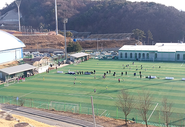 지난 2월 1일 유소년 선수들이 경기를 하고 있는 보은 인조잔디구장.