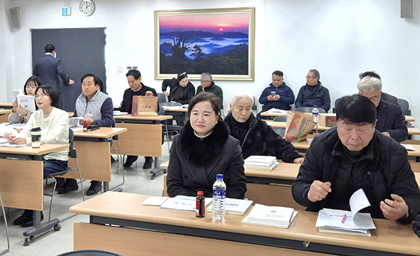 입후보 안내설명회에 참여한 후보 및 가족들이 관계자의 안내에 귀 기울이고 있다.