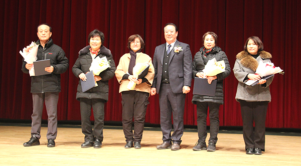 보은새마을금고 발전에 기여해 온 회원에게 포상을 전달하고 이를 기념하고 있다.