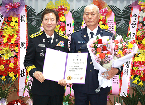 김영준 보은소방서장이 이심길 대장에게 임명장을 전달하고 있다.