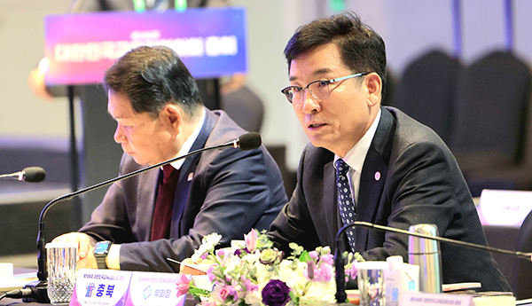 윤건영 교육감이 인공지능(AI) 교육 확산 역기능에 선제적 대응을 위한 '시도 공동 AI 윤리 기준' 수립을 제안하고 있다.