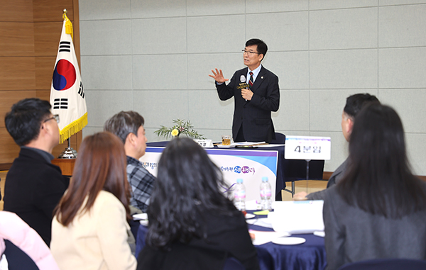 윤건영 교육감이 ‘학생평가 혁신 타운홀 미팅’에서 모두 발언을 하고 있다.