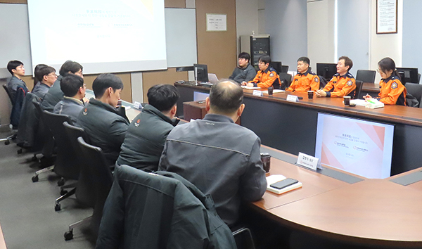 김영준 보은소방서장이 ㈜한화를 방문해 화재 예방 현장 지도를 하고 있다.